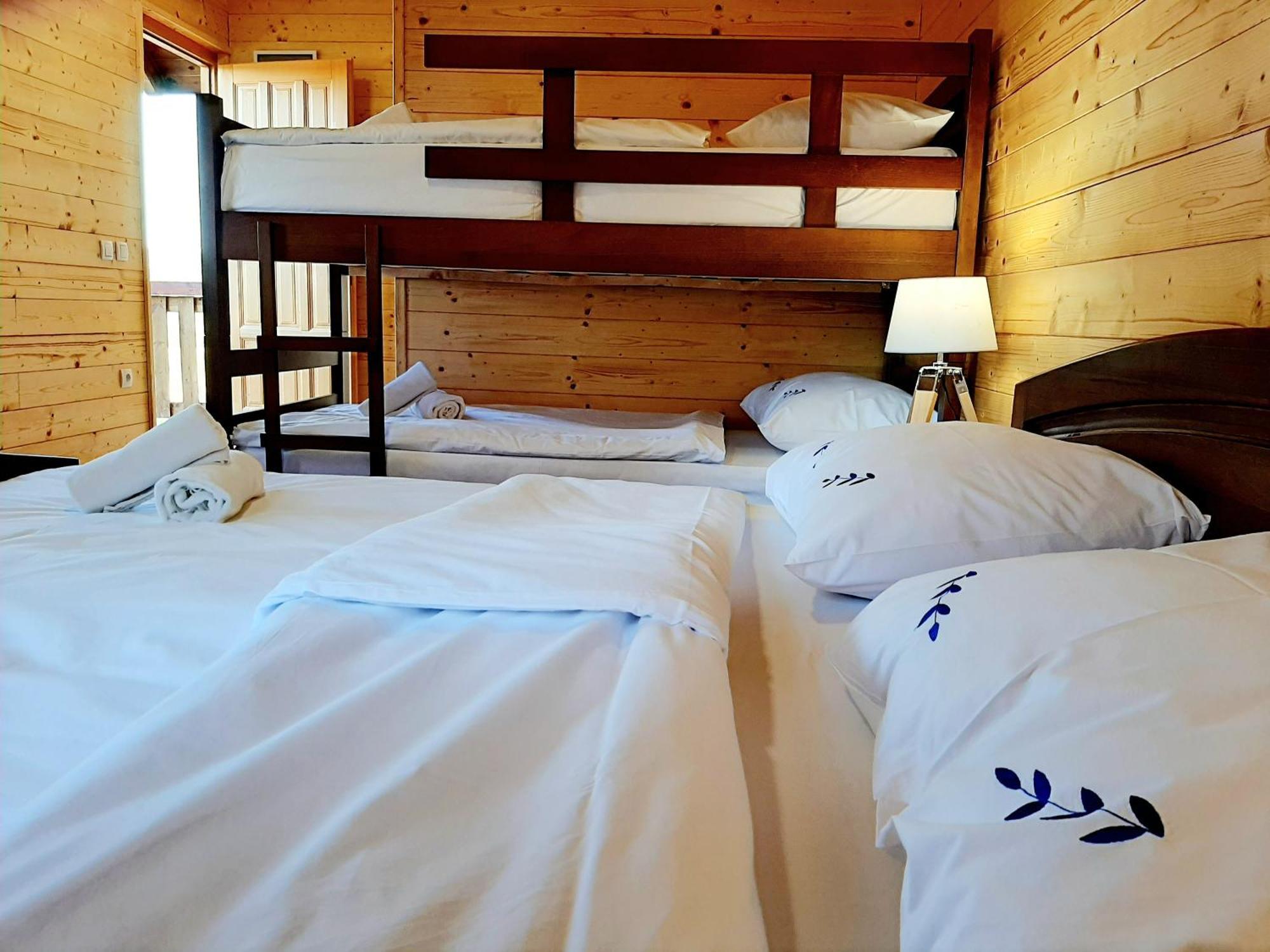 El Paso City, Zlatibor - Unique Wooden Cottages, Treehouse, Wild West Rooms, Accommodation 1-6 People Quarto foto