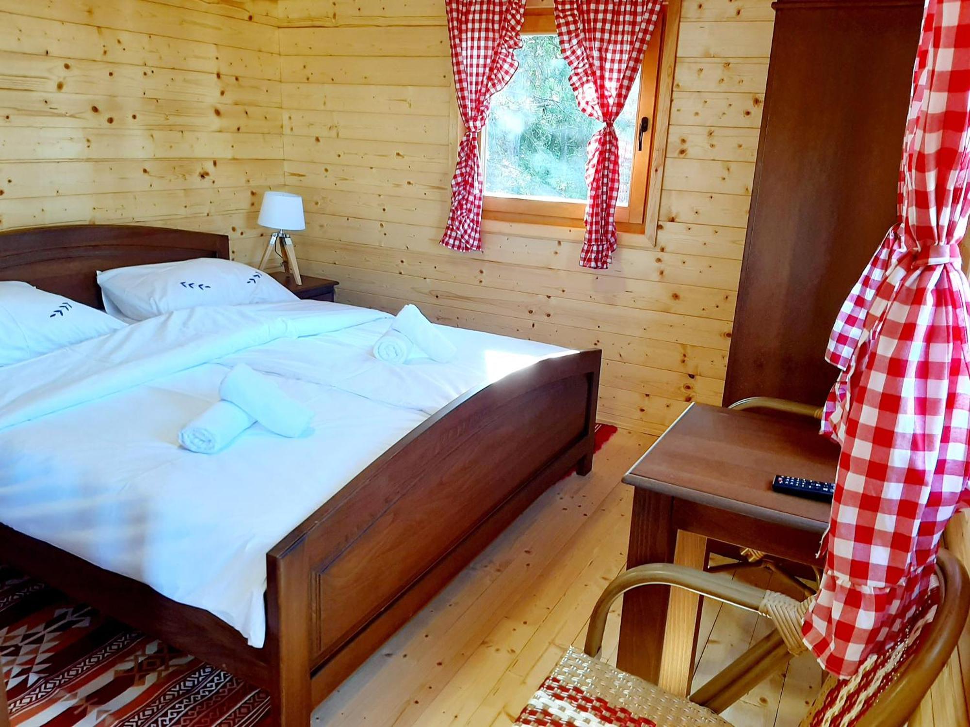 El Paso City, Zlatibor - Unique Wooden Cottages, Treehouse, Wild West Rooms, Accommodation 1-6 People Quarto foto