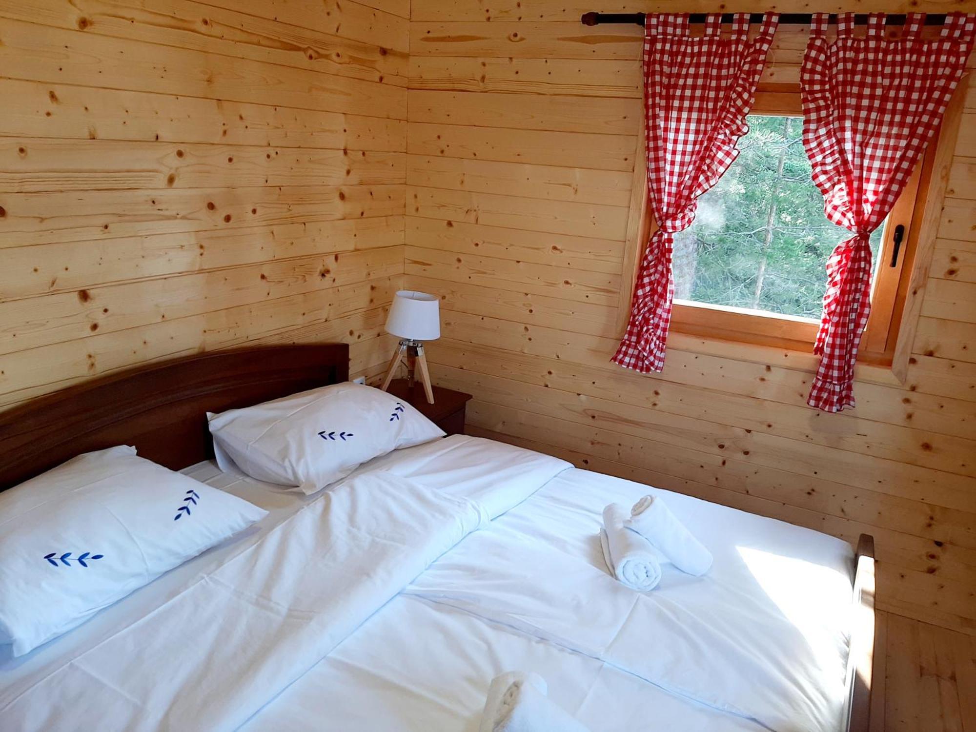 El Paso City, Zlatibor - Unique Wooden Cottages, Treehouse, Wild West Rooms, Accommodation 1-6 People Quarto foto
